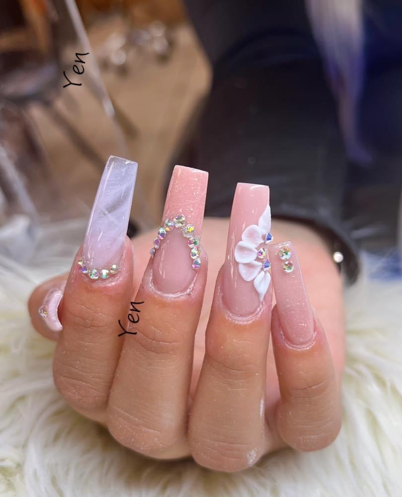 LB Nails LLC. logo
